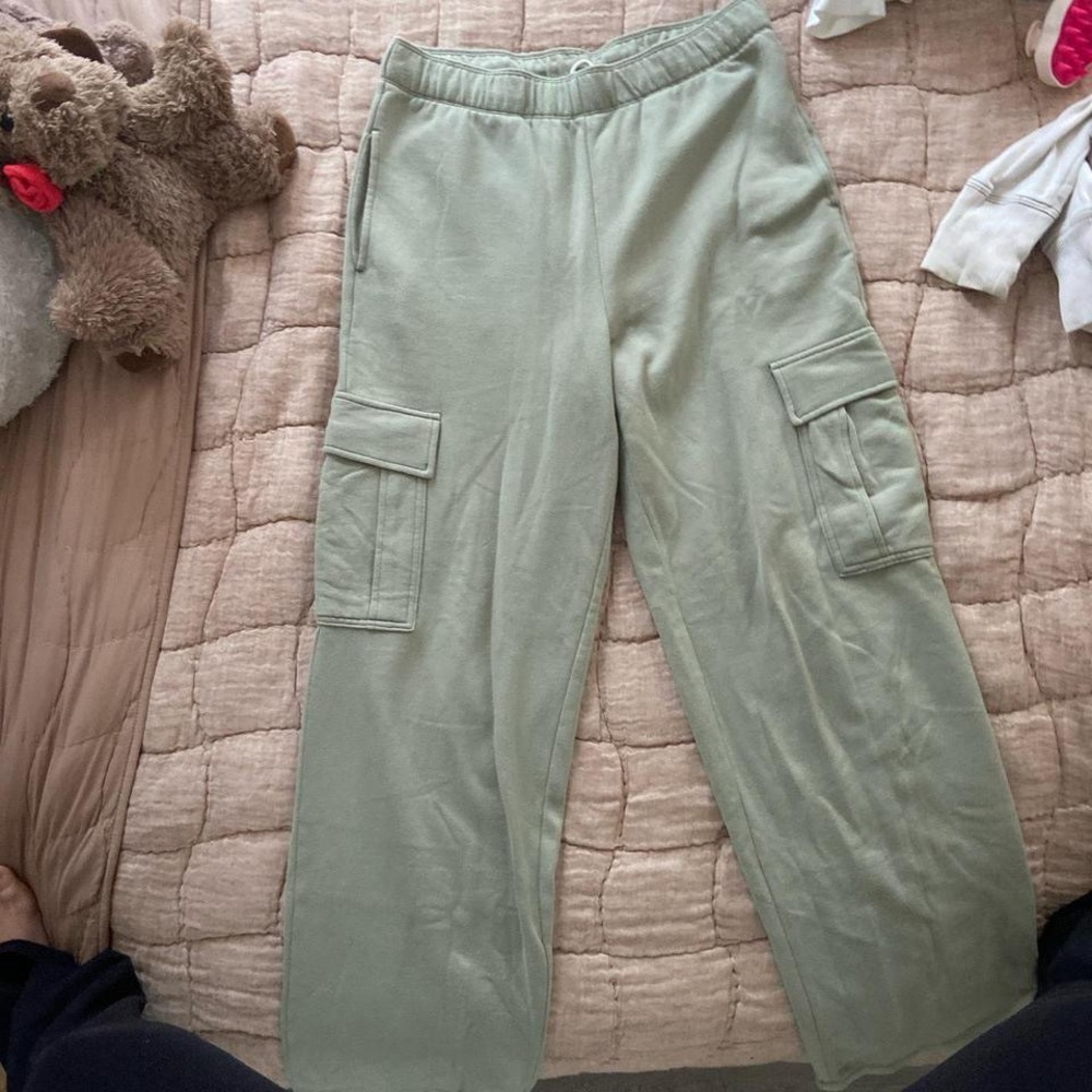 Light sage green cargo sweatpants super comfy